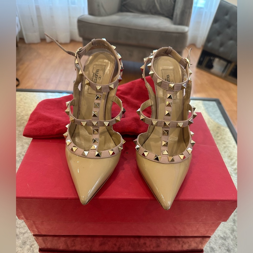 Valentino Garavani Cream color heels worn good condition